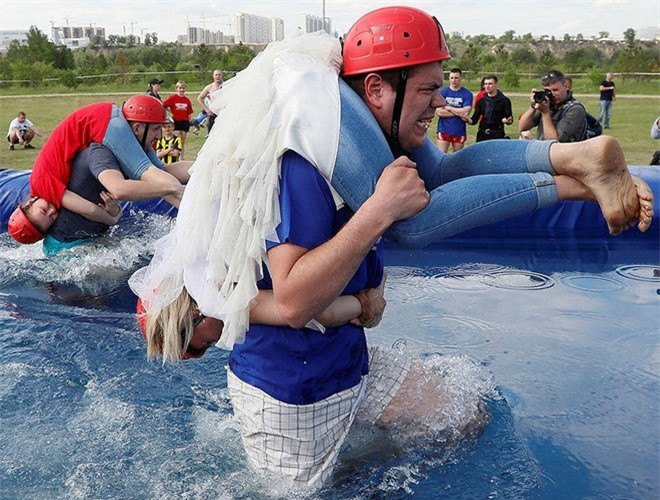 Lễ hội cõng vợ tại Phần Lan diễn ra hàng năm với mục đích đem lại tiếng cười, sự dẻo dai cũng như giúp các cặp đôi hâm nóng lại tình cảm