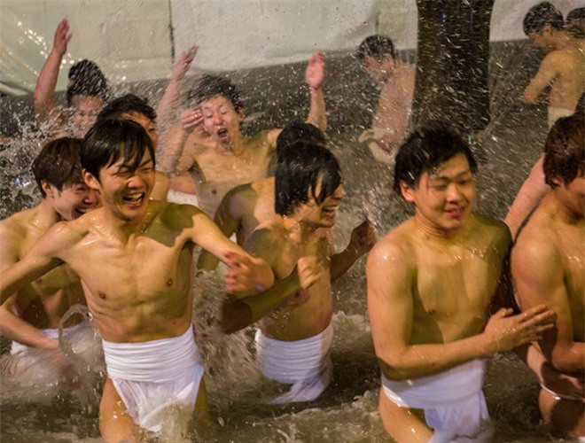 Những người đàn ông sẽ cởi trần, đóng khố và chịu đựng cái rét âm độ C ở xứ sở Phù Tang. Họ đứng chật cứng tại một đại sảnh lớn trong chùa Saidaiji để bắt chiếc gậy may mắn của một thầy tu trong chùa. Những người này còn phải nhúng chân vào bể nước lạnh cóng để tẩy trần và uống rượu sake để làm nóng tinh thần trước khi tham gia