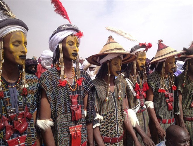 Độc đáo nhất phải kể tới đó chính là lễ hội Gerewol. Lễ hội này được biết đến như là một cuộc thi sắc đẹp dành cho nam giới của bộ tộc Wodaabe. Đối với người Wodaabe, 7 ngày diễn ra lễ hội Gerewol được coi là "mùa tìm tình yêu" vì thông qua cuộc thi sắc đẹp, người đàn ông trang điểm sao cho mình "lộng lẫy" nhất để chiếm được tình cảm của những người phụ nữ 