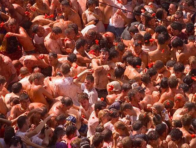 Sau khi lễ hội kết thúc, mọi ngóc ngách trong thị trấn Bunol đều đỏ rực một màu cà chua