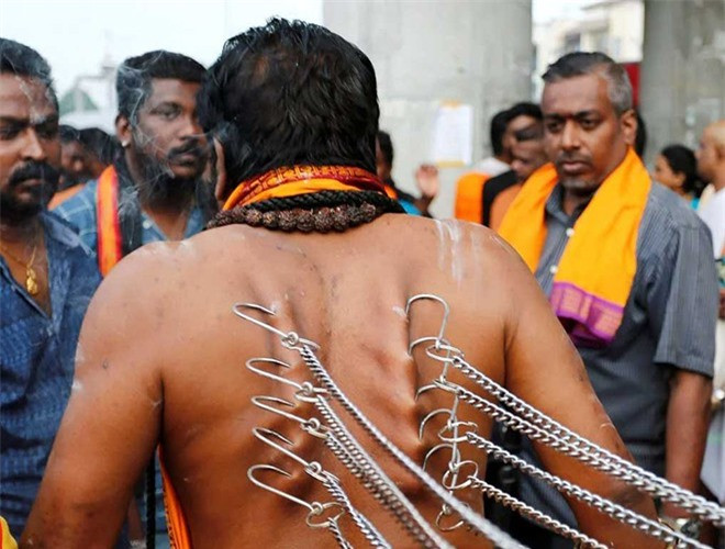 Hàng ngàn tín đồ theo đạo Hindu đã tự hiến dâng cơ thể của mình cho những nghi lễ đau đớn như tự xuyên người bằng móc sắt, xiên, cây giáo nhỏ trong lễ hội tôn giáo Thaipusam. Họ tin rằng, những vết đâm được thực hiện trong lễ hội Thaipusam sẽ giúp họ khỏe mạnh, giàu lòng can đảm hơn