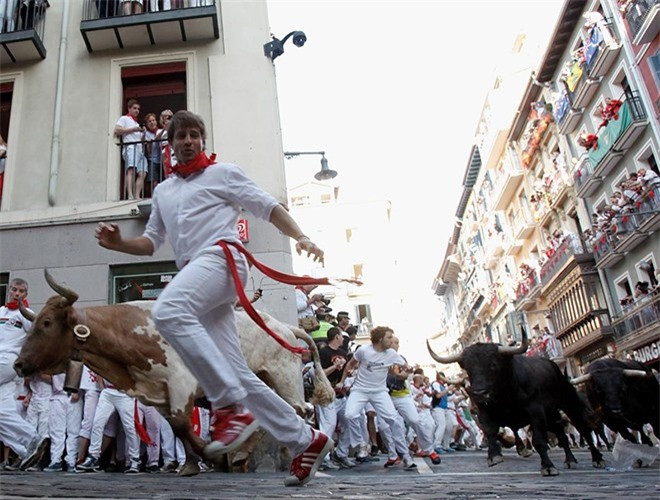 Năm nào cũng có người bị thương nhưng không vì thế mà lễ hội này giảm nhiệt. Mỗi năm, du khách khắp nơi vẫn đổ về và hào hứng tham gia lễ hội để thử thách lòng gan dạ của mình