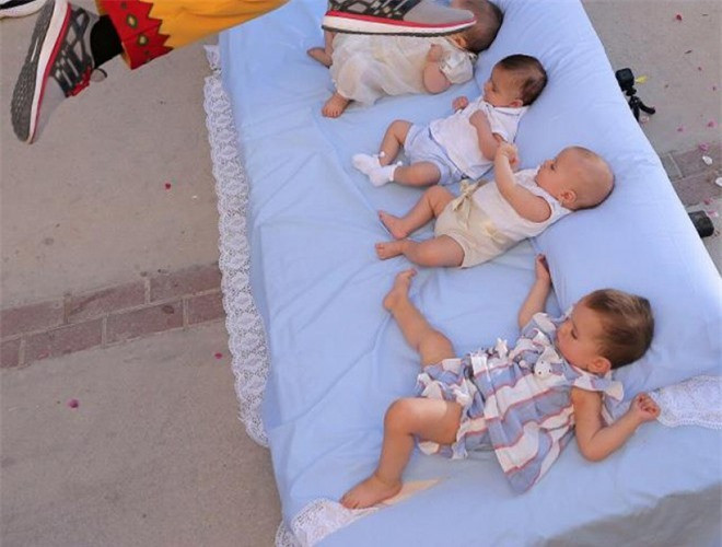 Tên gọi El Colacho được hiểu nôm na là "Cú nhảy của quỷ dữ". Lễ hội được tổ chức ở tỉnh Burgos từ năm 1960 và vẫn duy trì đến nay. Những đứa trẻ dưới 12 tháng tuổi sẽ được đặt trên một chiếc nệm, và có một người đàn ông mặc đồ truyền thống nhảy qua người người những đứa bé trong tiếng trống rền vang