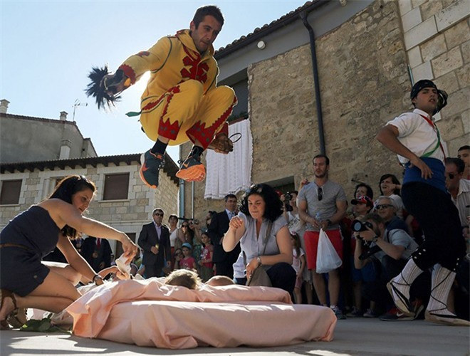 Người đàn ông mặc trang phục truyền thống màu vàng và đỏ, đeo kiếm và vào vai một con quỷ tên là El Colacho. Theo truyền thuyết, El Colacho sẽ hút hết những linh hồn ma quỷ ám vào đứa trẻ khi nhảy qua bọn chúng