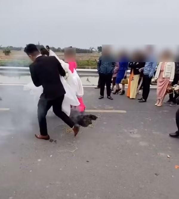 Me chong Nam Dinh dat con dau chay nhu bay qua dam chay-Hinh-2