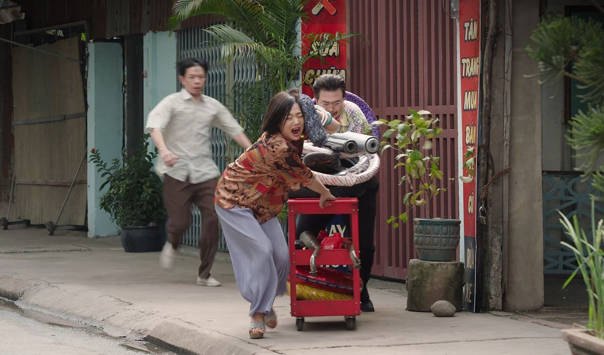 Để có tiệm ngôi nhà cũ và tiệm sửa xe như vậy, nhà sản xuất phải đầu tư 150 triệu đồng. Team thiết kế phải tìm kiếm ròng rã trong 9 tháng mới tìm được một tiệm sửa xe thích hợp. Tiệm nằm ở quận Tân Phú, TP.HCM. Đoàn phim nhờ công an, dân phòng chắn đường, giảm lượng xe qua lại nhằm hạn chế tiếng ồn mới thực hiện được những cảnh quay thu tiếng trực tiếp.