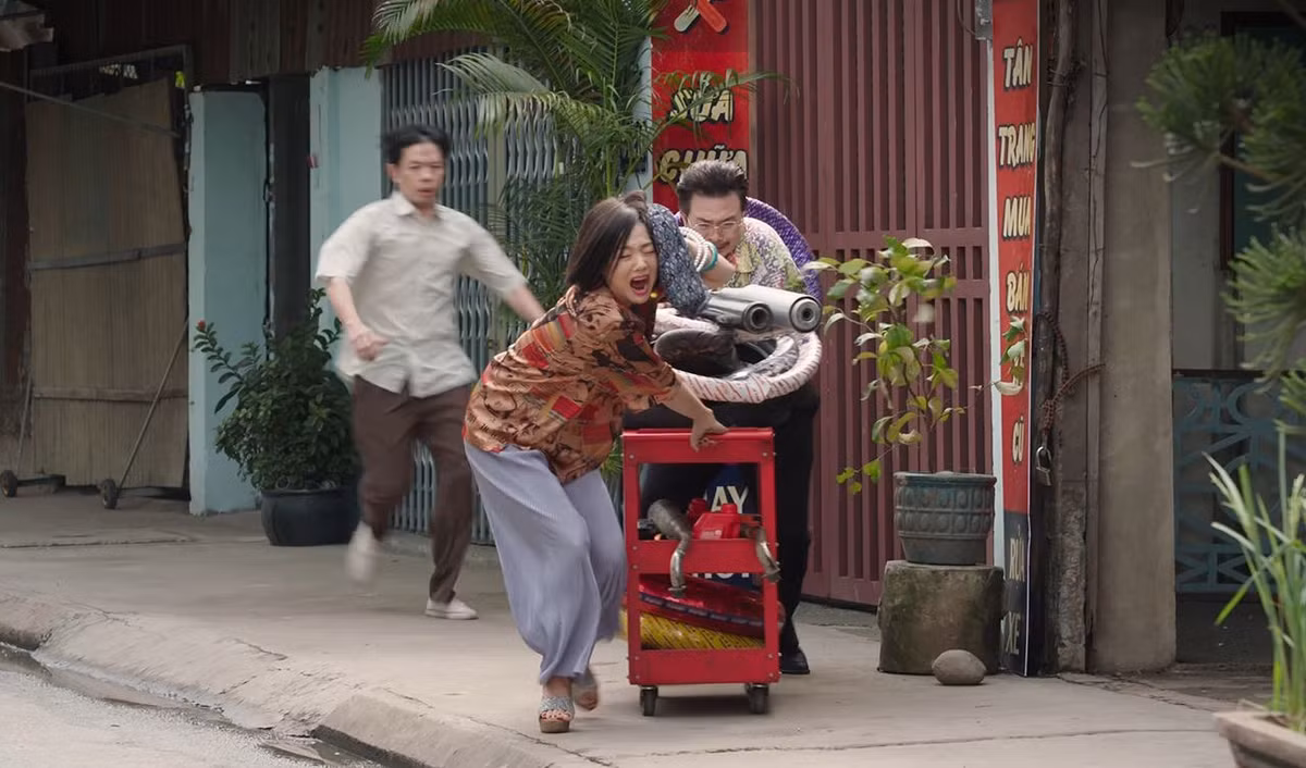 Để có tiệm ngôi nhà cũ và tiệm sửa xe như vậy, nhà sản xuất phải đầu tư 150 triệu đồng. Team thiết kế phải tìm kiếm ròng rã trong 9 tháng mới tìm được một tiệm sửa xe thích hợp. Tiệm nằm ở quận Tân Phú, TP.HCM. Đoàn phim nhờ công an, dân phòng chắn đường, giảm lượng xe qua lại nhằm hạn chế tiếng ồn mới thực hiện được những cảnh quay thu tiếng trực tiếp.