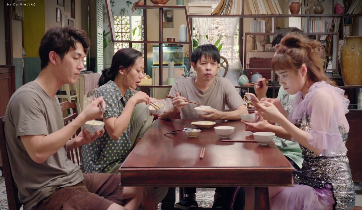 Trong phim, ngôi nhà và tiệm sửa xe của Ngọc liền kề nhưng thực ra, đây là hai địa điểm hoàn toàn tách biệt. Ngôi nhà được xây dựng ở phim trường. Nếu cảnh quay tại nhà hoàn thành đầu năm 2020 thì những phân đoạn tại tiệm sửa xe diễn ra vào cuối năm. Đạo diễn Thạch Thảo chia sẻ với Zing: "Đa số cảnh tâm lý diễn ra trong ngôi nhà Hạnh và Ngọc nên chúng tôi đã dựng luôn ngôi nhà ở phim trường. Để có ngôi nhà nhà dễ thương đó, team thiết kế đã phải làm việc trong suốt một tháng".