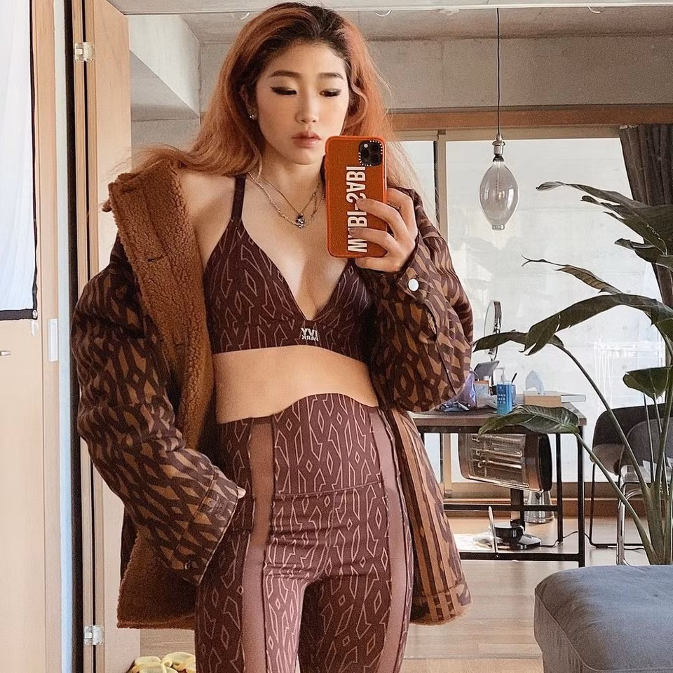 br/> Gu thời trang của Nonaka thể hiện rõ tính cách năng động, ưa thoải mái. Cô nàng chuộng áo crop top kết hợp các loại quần khác nhau để tôn lên vẻ đẹp của vòng eo thon gọn.