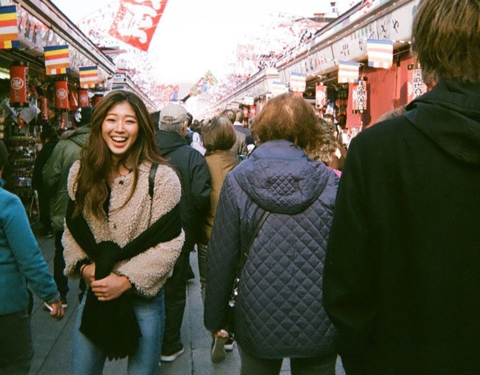 br/> Vào những ngày lạnh, Nonaka thường mặc áo nỉ, len gam màu trung tính phối cùng jeans.