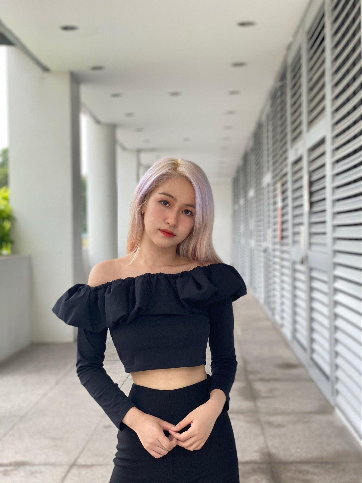 Hot girl da tai tung bo nha ra di co luong nguoi theo doi 