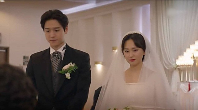 Ban than ngang nhien cuong hon chong trong dam cuoi cua toi-Hinh-2