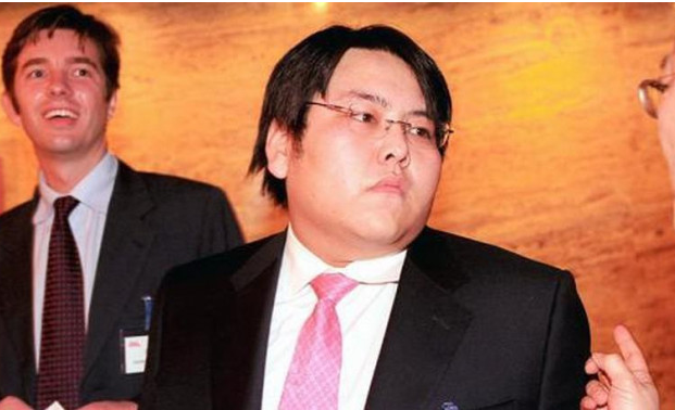 Chan dung nguoi thua ke chiu choi nuong 46.000 ty chi trong 10 nam