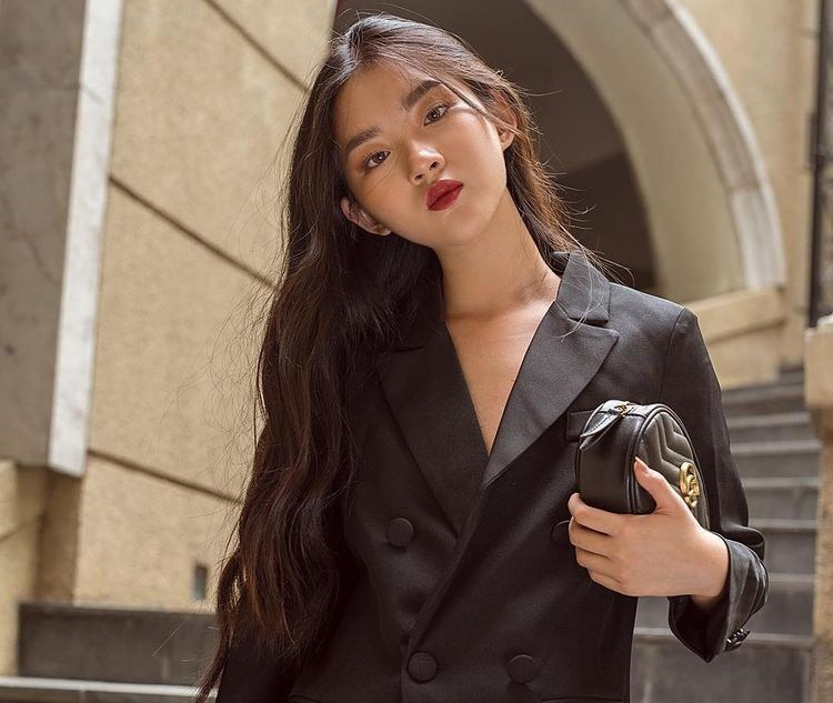 Nu sinh theo hoc 2 truong dai hoc, la mau anh co tieng o Ha Noi