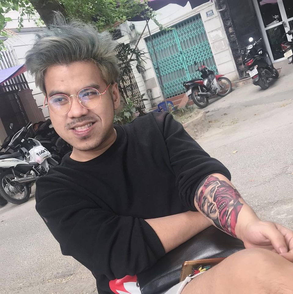 Mimosa vốn là con trai của diễn viên Chu Hùng. Anh thừa hưởng khả năng nói tốt của bố và bén duyên với nghiệp streamer. Chàng trai sinh năm 1992 thường chơi Dota 2 khi livestream, hoặc giao lưu với các khán giả. Nhờ khả năng nói chuyện duyên, Mimosa có lượng khán giả nhất định. Rapper Phúc Du từng thừa nhận bản thân là fan của Mimosa. Ảnh: FBNV.