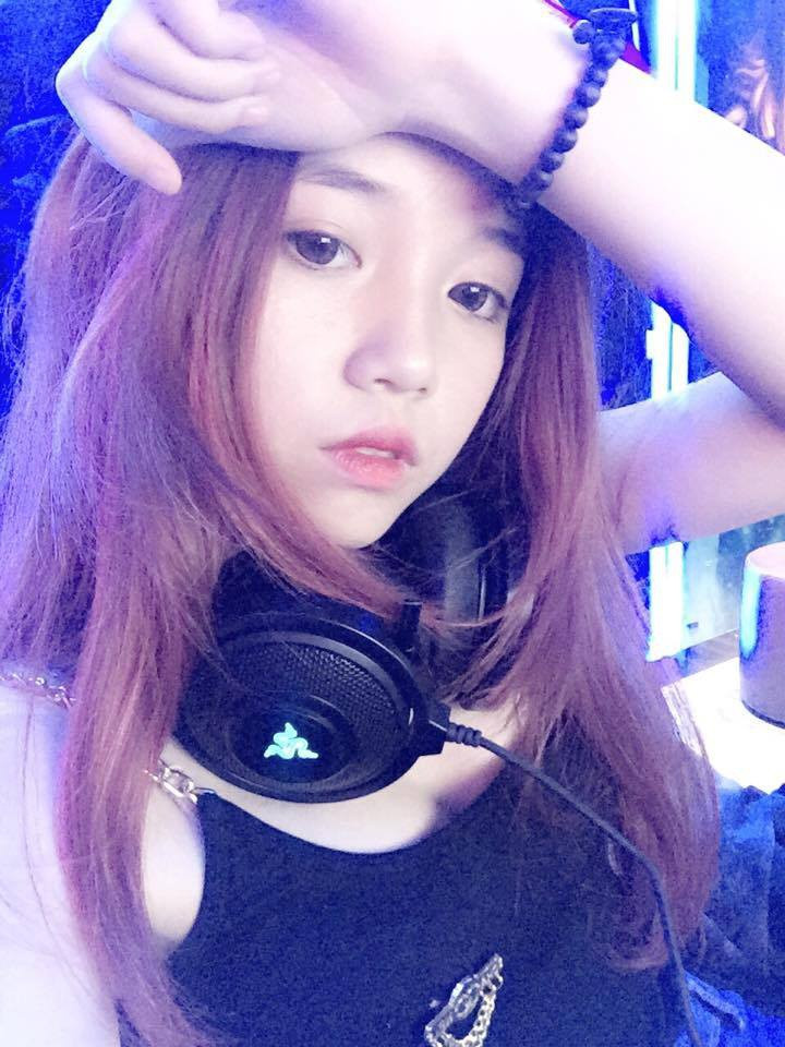 Năm 2015, Linh Ngọc Đàm trong vai game thủ đã vô địch giải Liên Minh Huyền Thoại Đông Nam Á được tổ chức tại Trung tâm Hội nghị Quốc gia. Hình ảnh xinh xắn và bắt ống kính giúp Linh Ngọc Đàm nổi tiếng từ đó. Ảnh: FBNV.