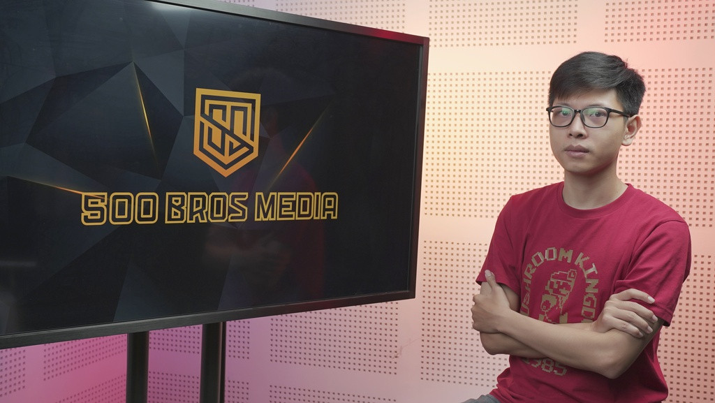 Chia sẻ với Zing, Bomman thừa nhận khi tay không còn đủ nhanh để thi đấu, anh dừng nghiệp game thủ để chuyển sang làm caster cho bộ môn CSGO. Anh là thành viên nòng cốt của 500Bros Media, studio số một Việt Nam về CSGO. Giờ đây, Bomman đang là streamer nổi tiếng nhất của tựa game bắn súng này tại Việt Nam. Ảnh: 500 Bros.