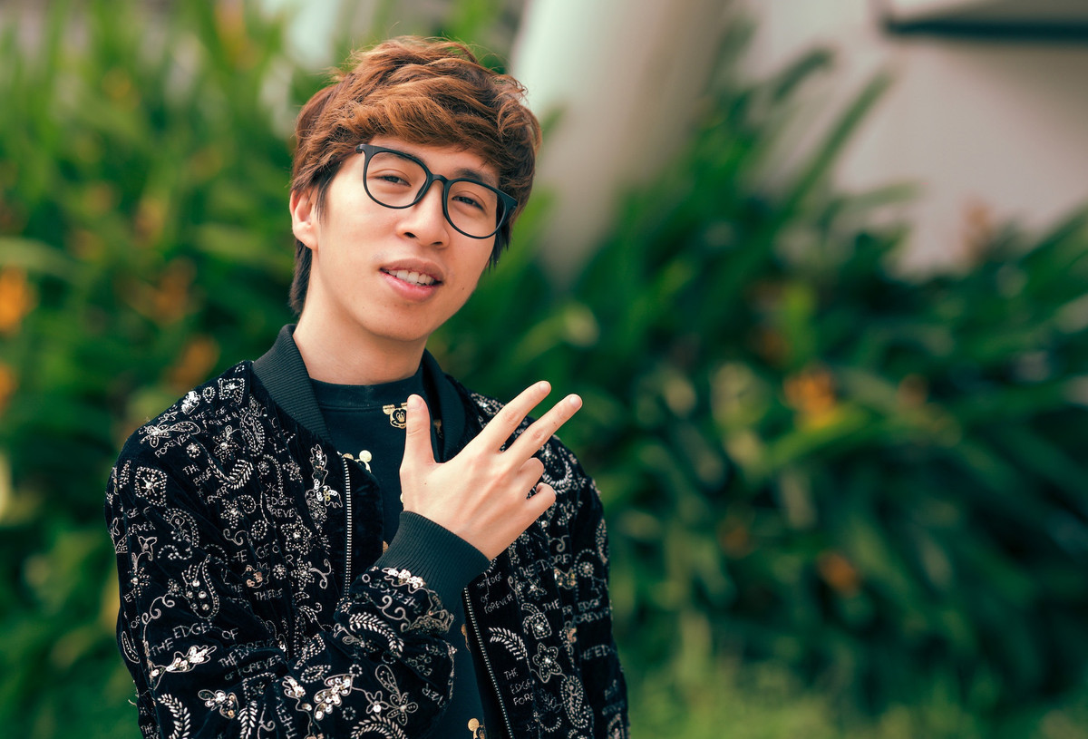 Viruss lúc này được coi là một trong "tứ hoàng streamer" của Việt Nam. Anh nổi tiếng với các phiên livestream react lại các bản nhạc đang thịnh hành. Bản thân Viruss cũng là nhạc sĩ. Anh dấn sâu hơn vào V-pop với những tác phẩm đình đám như "Thằng điên" (JustaTee và Phương Ly), "Yêu được không" (Đức Phúc) hay "Trời giấu trời mang đi" (AMEE). Ảnh: Bá Ngọc.