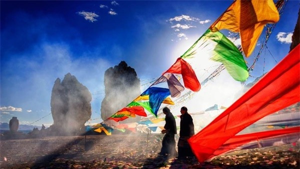 Khám phá trạm xăng "gần mặt trời nhất thế giới", thách thức giới hạn sự sống ảnh 1