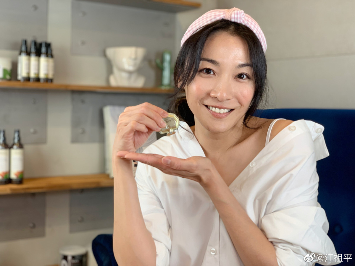  Giang Tổ Bình: Trong Lương Sơn Bá - Chúc Anh Đài, nữ diễn viên sinh năm 1978 vào vai Ngân Tâm. Sau đó, cô tiếp tục tham gia một số tác phẩm như Công chúa Hoài Ngọc, Phong Vân, Phi Long tại thiên… Được giới làm phim và khán giả đánh giá cao khả năng diễn xuất, song nữ diễn viên lại "kém duyên" với những giải thưởng điện ảnh.