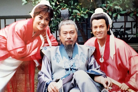  Ngô Mạnh Đạt: Trong Lương Sơn Bá - Chúc Anh Đài (1999), tài tử họ Ngô đóng vai Đinh Trình Ung - thầy giáo của Lương Sơn Bá và Chúc Anh Đài. Trước bộ phim, ông đã nổi tiếng với nhiều tác phẩm hợp tác cùng "vua hài Hong Kong" Châu Tinh Trì.