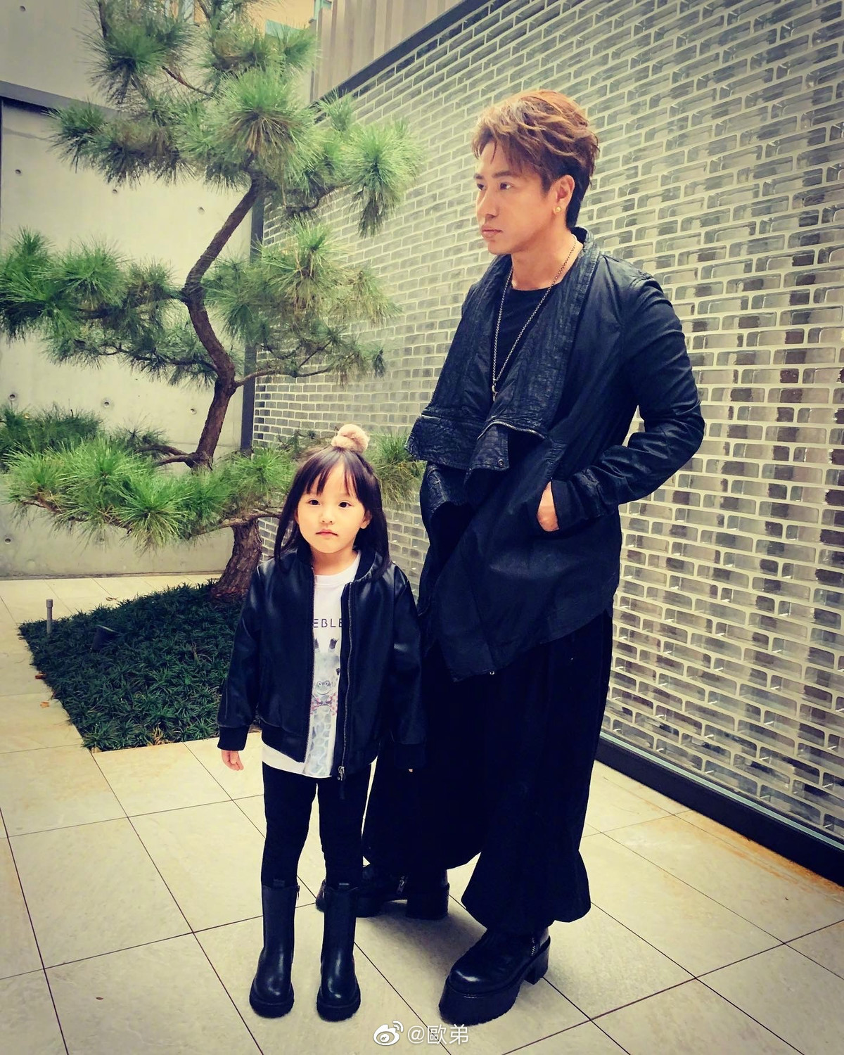  Âu Đệ: Trong Lương Sơn Bá - Chúc Anh Đài (1999), Âu Đệ đóng vai tiểu đồng Tứ Cửu đi theo Lương Sơn Bá (La Chí Tường đóng) lên kinh ứng thí. Ngoài đời, Âu Đệ và La Chí Tường là bạn bè thân thiết. Cả hai cùng thành lập nhóm nhạc mang tên Romeo. Tuy nhiên, sự việc tài từ họ La qua lại với Makiyo - bạn gái của Âu Đệ trong thời gian anh nhập ngũ khiến hai người trở mặt.