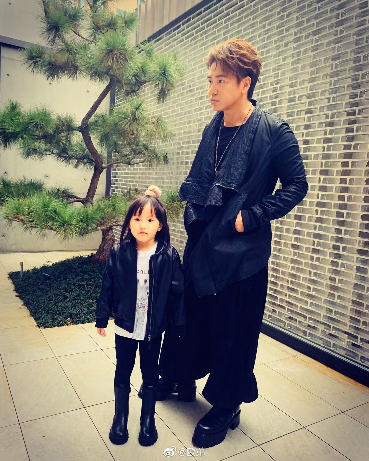  Âu Đệ: Trong Lương Sơn Bá - Chúc Anh Đài (1999), Âu Đệ đóng vai tiểu đồng Tứ Cửu đi theo Lương Sơn Bá (La Chí Tường đóng) lên kinh ứng thí. Ngoài đời, Âu Đệ và La Chí Tường là bạn bè thân thiết. Cả hai cùng thành lập nhóm nhạc mang tên Romeo. Tuy nhiên, sự việc tài từ họ La qua lại với Makiyo - bạn gái của Âu Đệ trong thời gian anh nhập ngũ khiến hai người trở mặt.