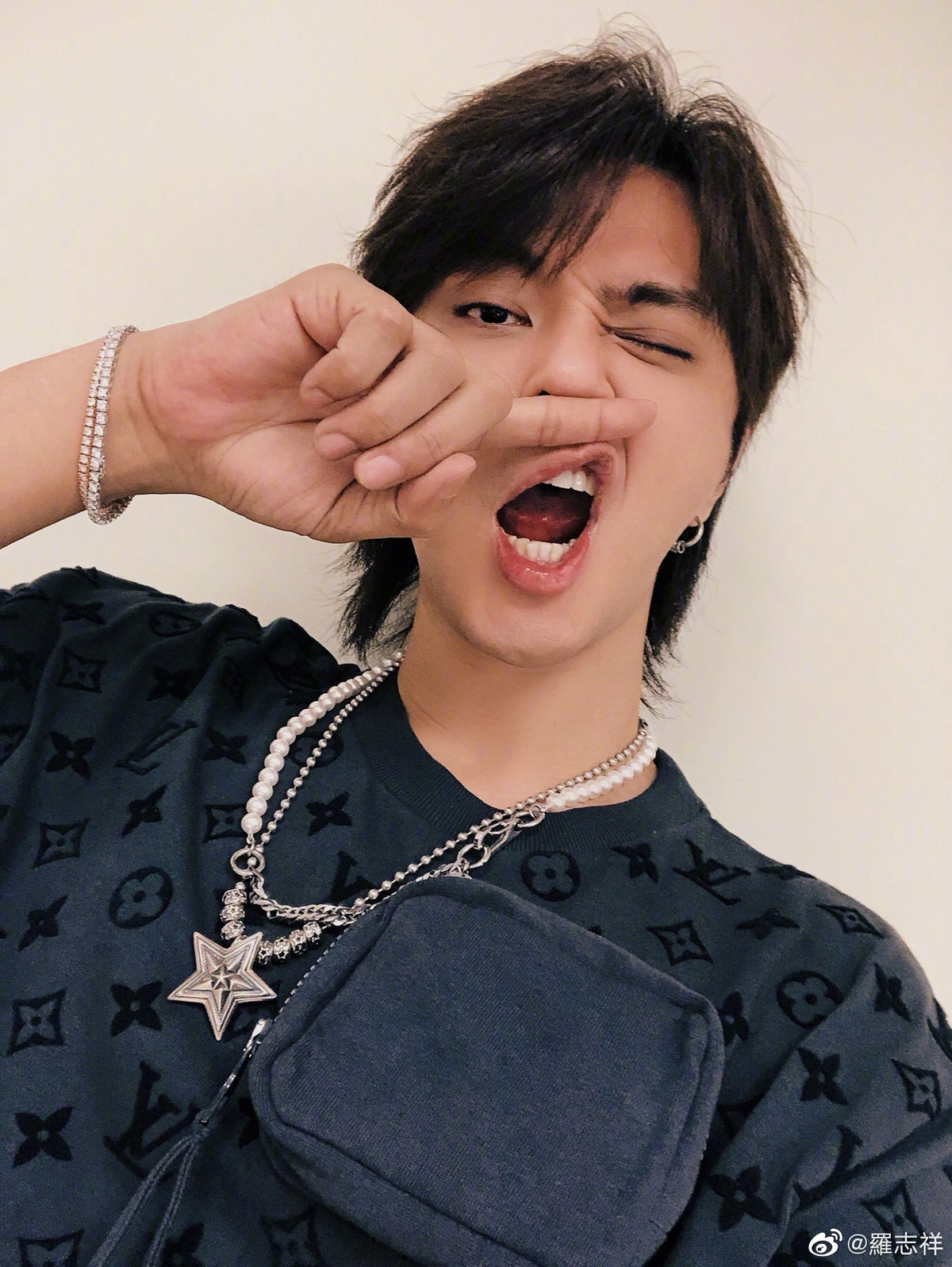 Thế nhưng đời tư của tài tử họ La lại chìm trong scandal. Tháng 4/2020, hot girl Châu Dương Thanh - bạn gái cũ của La Chí Tường công khai chỉ trích nam diễn viên Đài Loan lăng nhăng, quan hệ bừa bãi. Sự thật về đời sống riêng tư thác loạn khiến sự nghiệp La Chí Tường lao dốc. Ngôi sao sinh năm 1979 bị nhiều thương hiệu hủy hợp đồng quảng cáo, khán giả mỉa mai, công kích, yêu cầu rút khỏi giới giải trí. Dẫu vậy, nam diễn viên thường xuyên chia sẻ hình ảnh cuộc sống dư giả, sung túc trên trang cá nhân. Hiện, tài tử họ La cố gắng triển khai nhiều dự án nghệ thuật, nhưng chưa được công chúng đón nhận.