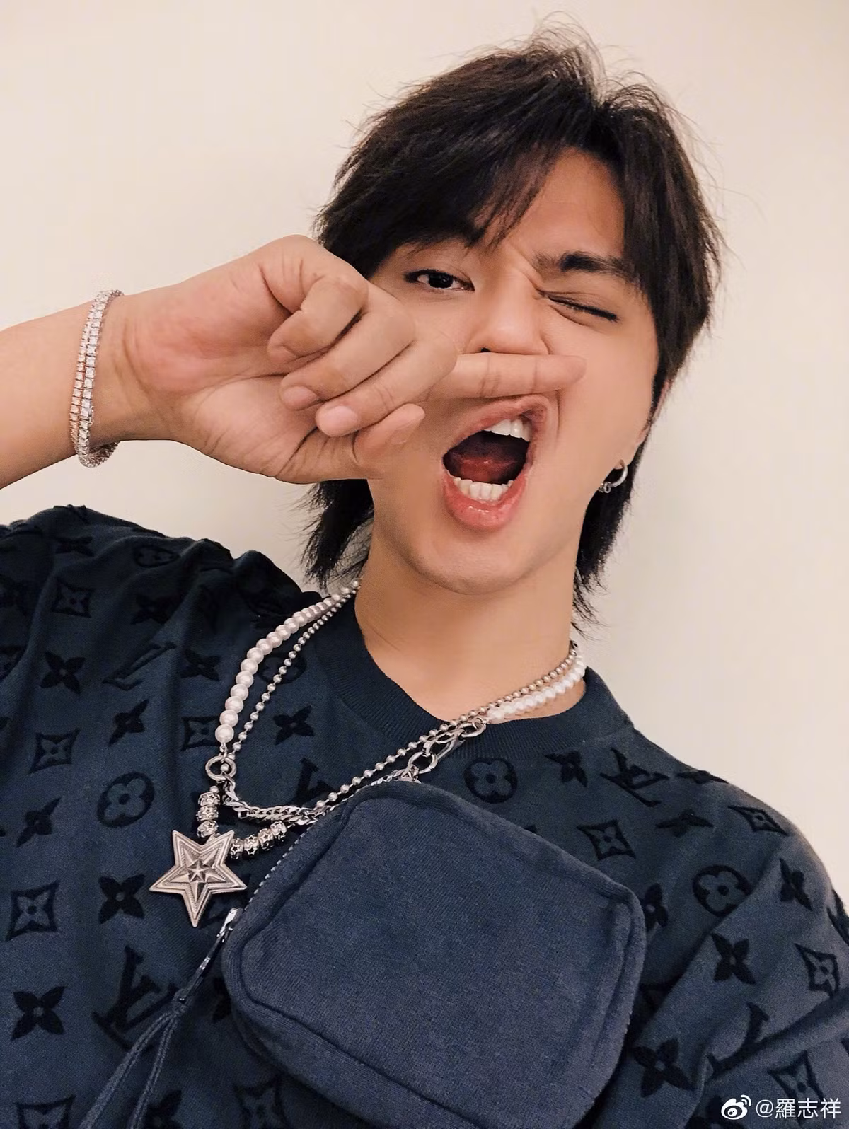 Thế nhưng đời tư của tài tử họ La lại chìm trong scandal. Tháng 4/2020, hot girl Châu Dương Thanh - bạn gái cũ của La Chí Tường công khai chỉ trích nam diễn viên Đài Loan lăng nhăng, quan hệ bừa bãi. Sự thật về đời sống riêng tư thác loạn khiến sự nghiệp La Chí Tường lao dốc. Ngôi sao sinh năm 1979 bị nhiều thương hiệu hủy hợp đồng quảng cáo, khán giả mỉa mai, công kích, yêu cầu rút khỏi giới giải trí. Dẫu vậy, nam diễn viên thường xuyên chia sẻ hình ảnh cuộc sống dư giả, sung túc trên trang cá nhân. Hiện, tài tử họ La cố gắng triển khai nhiều dự án nghệ thuật, nhưng chưa được công chúng đón nhận.