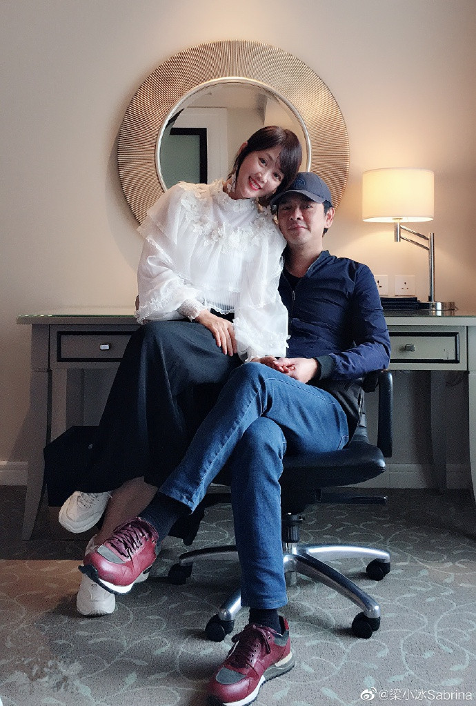 Dẫu vậy, cả Lương Tiểu Băng và Trần Gia Huy đều hài lòng với cuộc sống hiện tại. Trên trang cá nhân, cặp sao thường xuyên chia sẻ hình ảnh đời thường ngọt ngào, hạnh phúc. Ngày 5/3, Trần Gia Huy và Lương Tiểu Băng kỷ niệm 21 năm ngày cưới. Chuyện tình hơn hai thập kỷ của hai diễn viên khiến nhiều khán giả ngưỡng mộ.