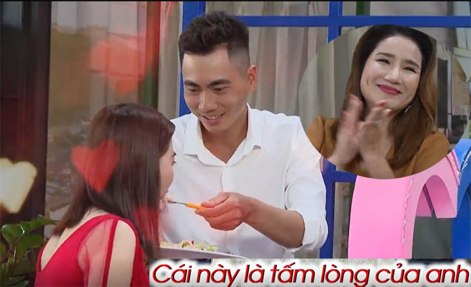 Mở cửa trái tim, chàng trai Đồng Nai gây ấn tượng mạnh khi tặng bạn gái bó hoa cùng một món ăn anh tự nấu. Hành động ga lăng đút cho bạn gái ăn và câu nói “hi vọng sẽ được nấu ăn cho em thường xuyên” của đàng trai khiến bà mối vô cùng thích thú. 