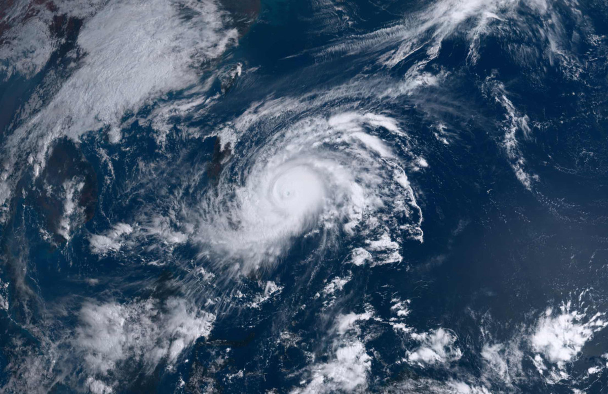 Người dùng có thể theo dõi hình ảnh từ vệ tinh Himawari 8 qua trang himawari8.nict.go.jp. Dự kiến đến tối 18/4, tâm siêu bão cách bờ biển miền trung Philippines khoảng 380 km về phía đông. Sức gió không đổi so với trước đó.