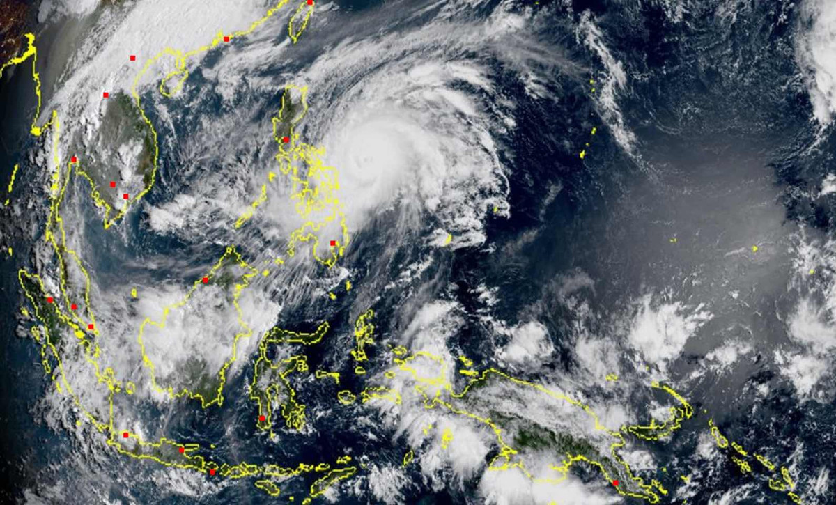 Bức ảnh từ vệ tinh SAT24 cho thấy siêu bão cách miền trung Philippines khoảng 400 km. Đây là siêu bão đầu tiên trong năm nay được hình thành ở vùng biển Tây Bắc Thái Bình Dương. Chuyên gia nhận định dù không vào đất liền, việc siêu bão xuất hiện ở khu vực vào thời điểm này là khá sớm.