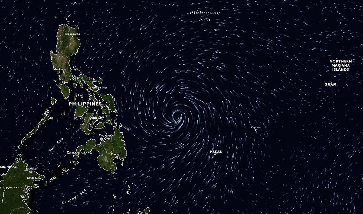 Hình ảnh siêu bão vào 8h20 sáng 18/4. Dự báo đến tối 19/4, tâm siêu bão cách bờ biển miền trung Philippines khoảng 280 km về phía đông đông nam. Sức gió lúc này giảm xuống cấp 16, giật trên cấp 17.