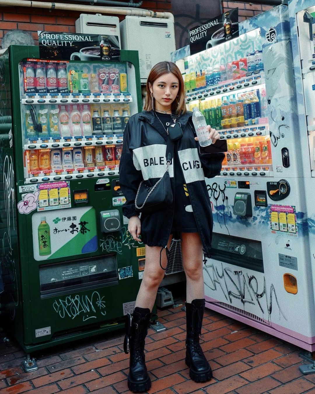 Trước đó, cô theo đuổi phong cách cá tính, năng động. Cô trung thành với những lựa chọn an toàn như áo phông, quần shorts. Để tạo cảm giác cao hơn 1,58 m, Calista hay mặc đồ đen và kết hợp với quần ngắn.