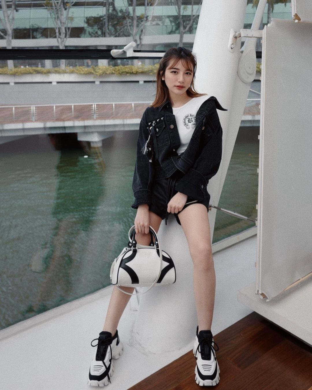 Điểm nhấn cho vẻ ngoài của Calista luôn là những chiếc túi hàng hiệu. Vì mải mặc theo một công thức, cô từng được nhận xét có phong cách nhạt nhòa.