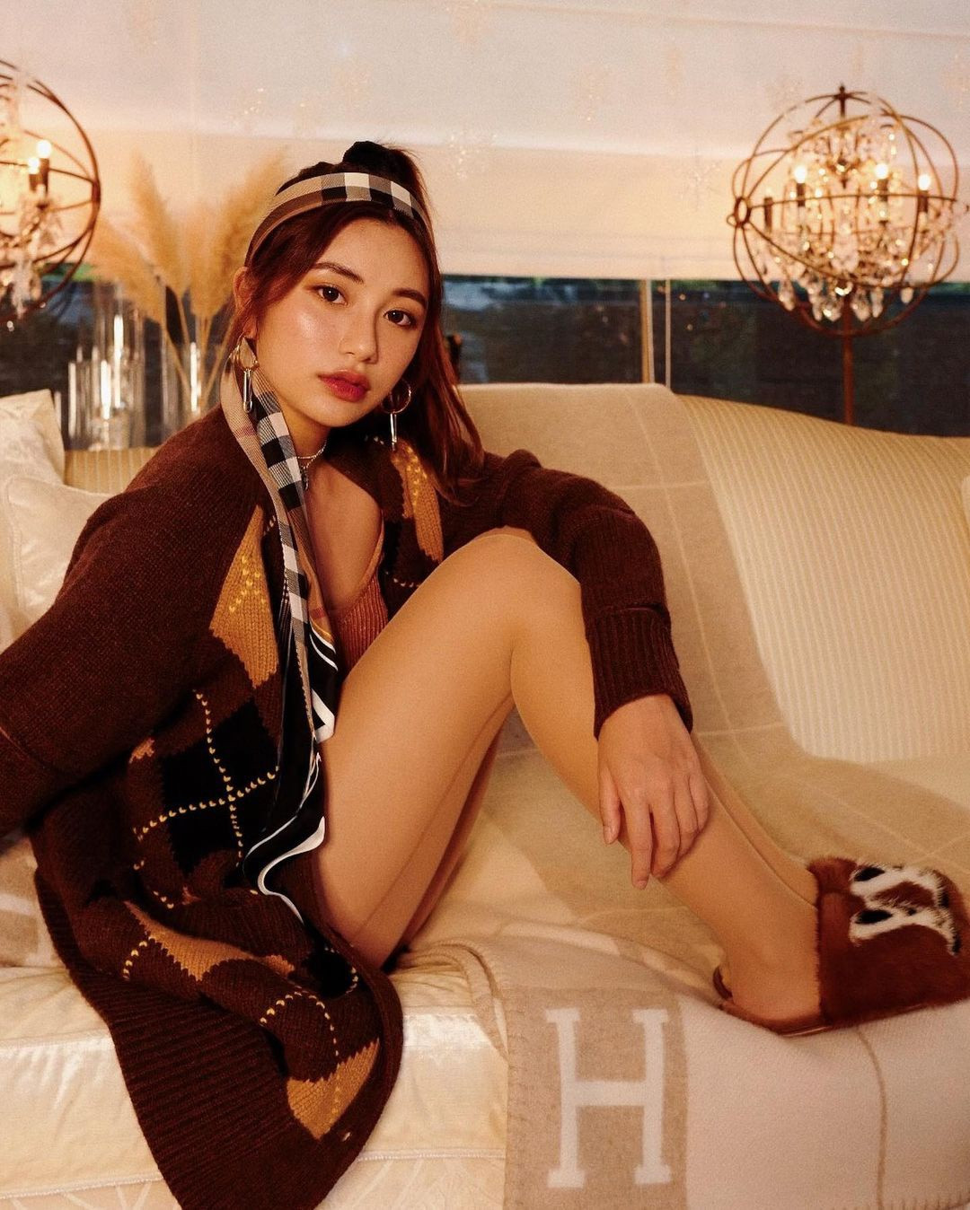  Gu thời trang của Calista vẫn chưa bứt phá khi chỉ chọn những tông màu an toàn như nâu, be.