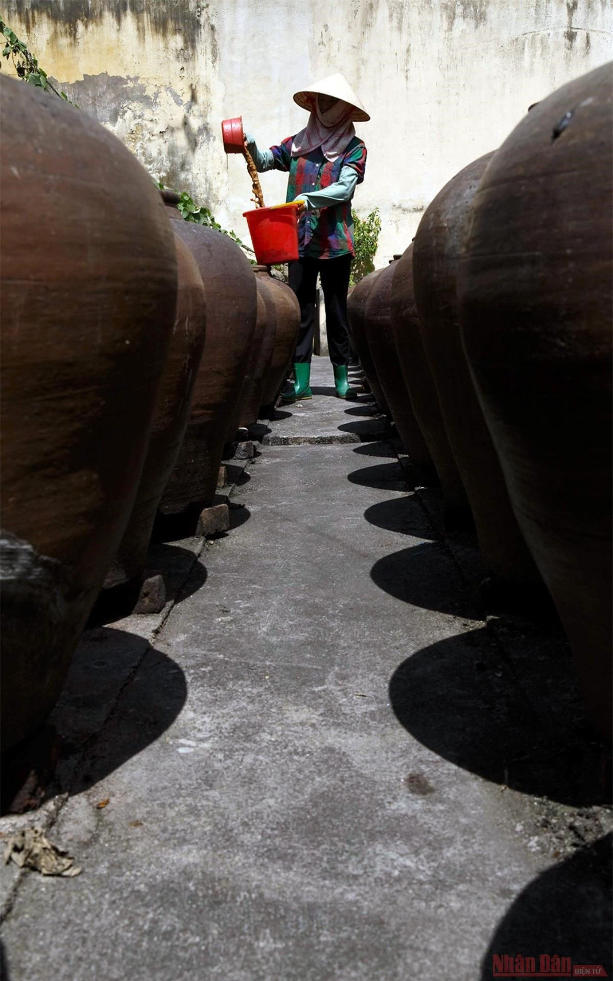 Mỗi ngày dùng đũa đảo cơm nếp để mốc lên đều đồng thời đem xoa cho các hạt xôi tơi hơn. Gạo nếp lên mốc được nghiền trộn cùng đỗ tương, nước và gia vị rồi đem ủ ít từ hai đến ba tháng mới cho ra được một mẻ tương ngon.