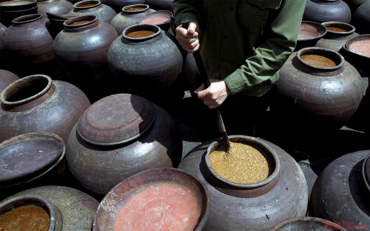 Để tương nhuyễn và lên màu, người làm tương phải thường xuyên khuấy tương vào buổi sáng và trưa.
