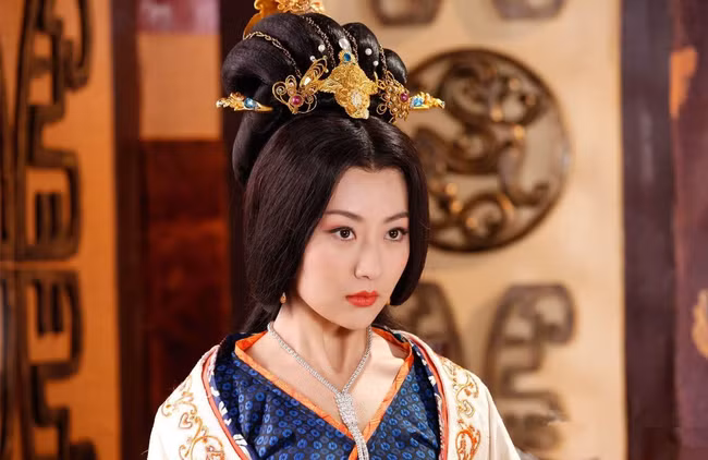 Chuyen ve vi Hoang hau dep tuyet tran, la bau vat giua nhan gian-Hinh-2