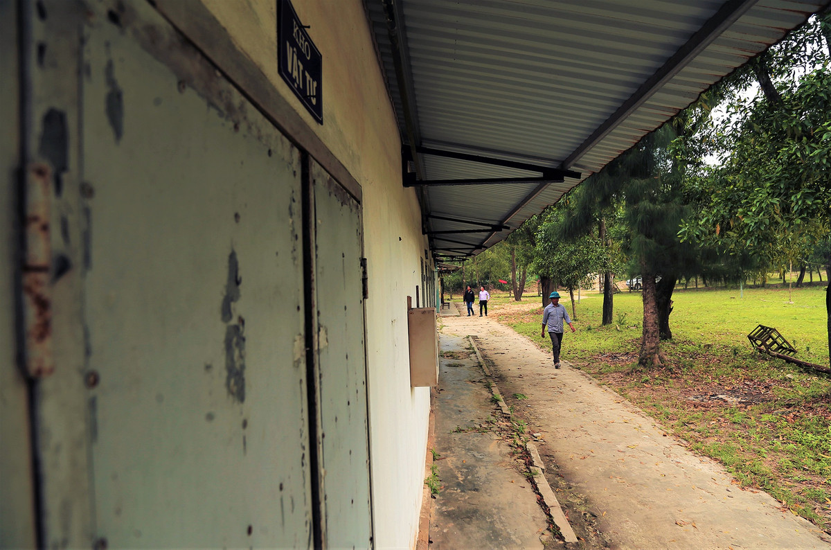 Kho vật tư, phòng trang thiết bị khóa kín.