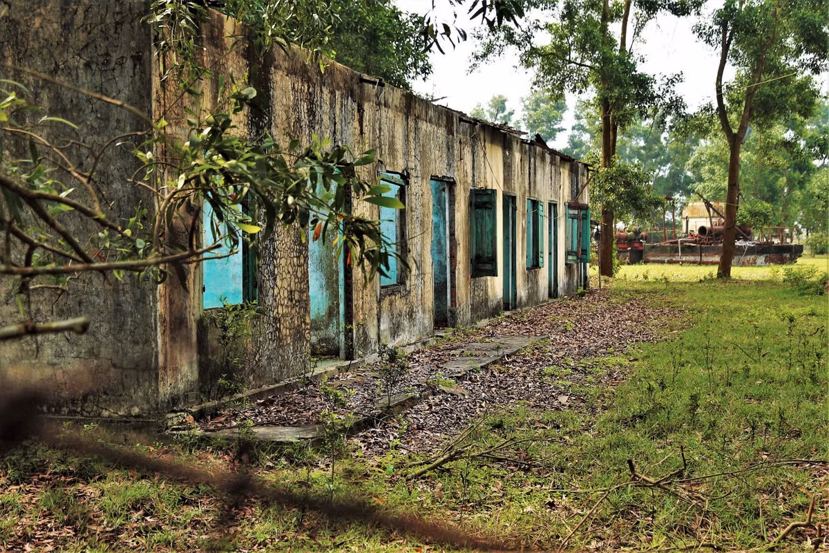Một số khu nhà điều hành, nhà ở công nhân bỏ hoang, hư hỏng.