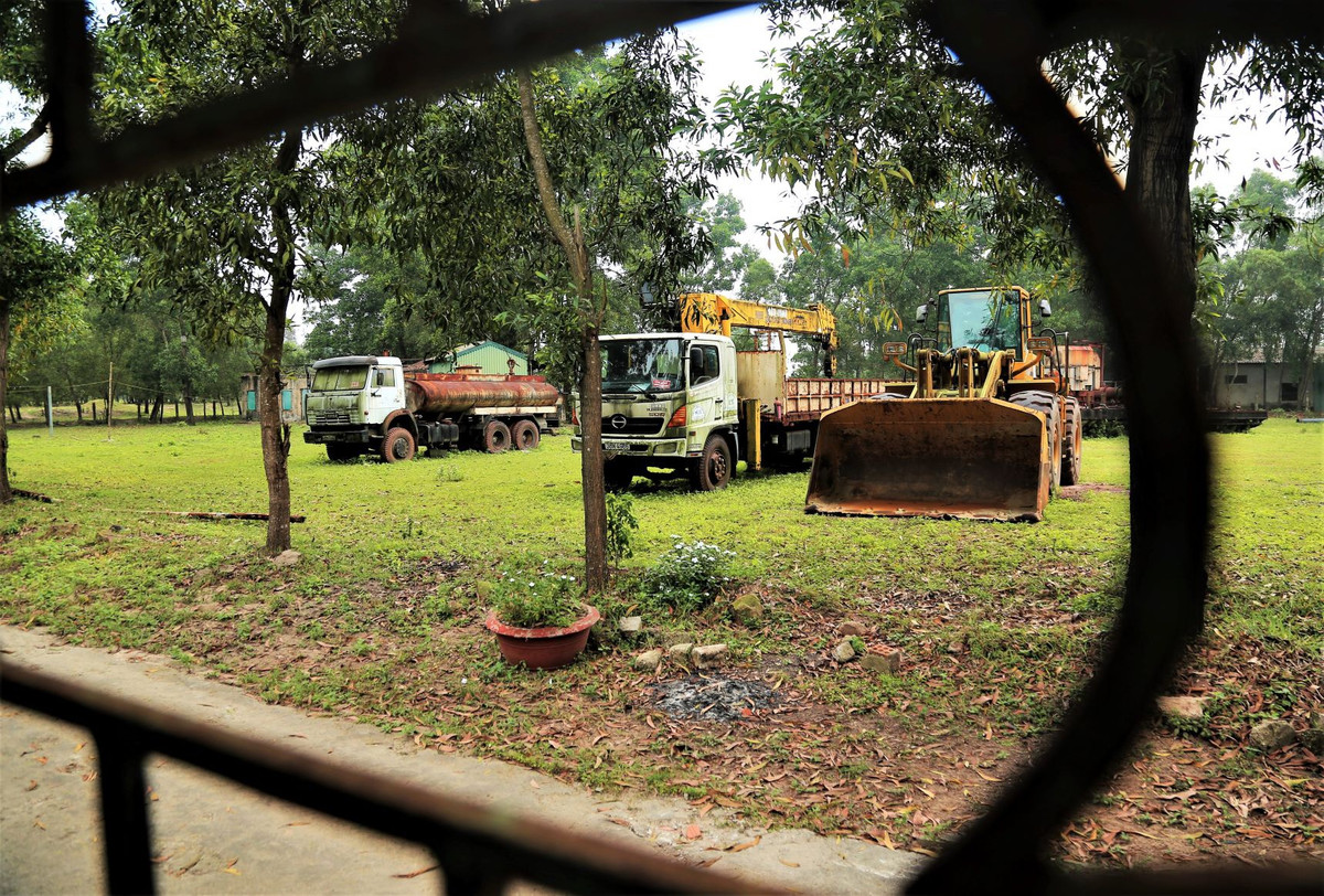 Bên trong khuôn viên xí nghiệp khai thác này có nhiều ôtô tải, xe cẩu, xe bồn qua nhiều năm không sử dụng, thùng bị gỉ sét.