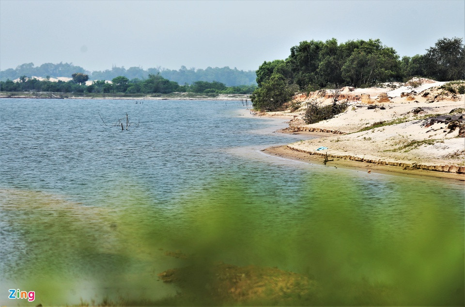 br/> Khu vực moong mỏ nay chỉ còn lại vũng nước sâu, để đảm bảo an toàn, phía chủ đầu tư đã cắm biển cảnh báo người dân hạn chế qua lại khu vực.