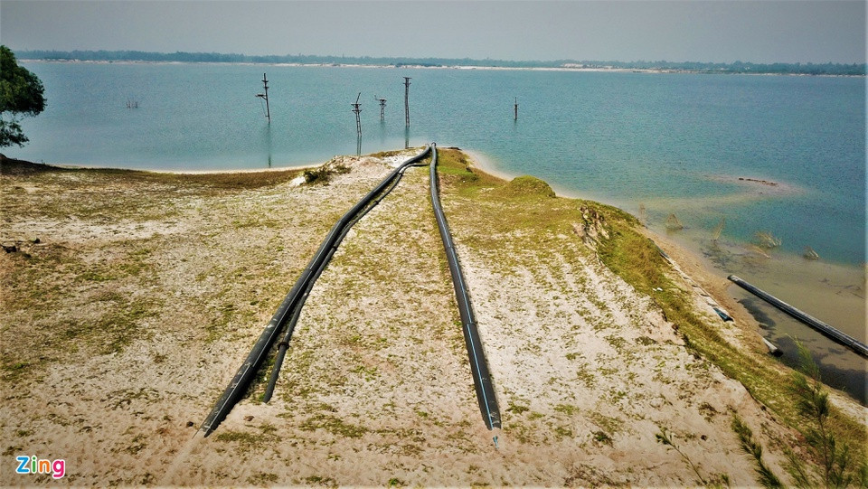  Nhiều ống nhựa cỡ lớn dài hàng trăm mét nối từ trong bờ ra moong mỏ phục vụ thi công trước đây, hiện chưa thu dọn.