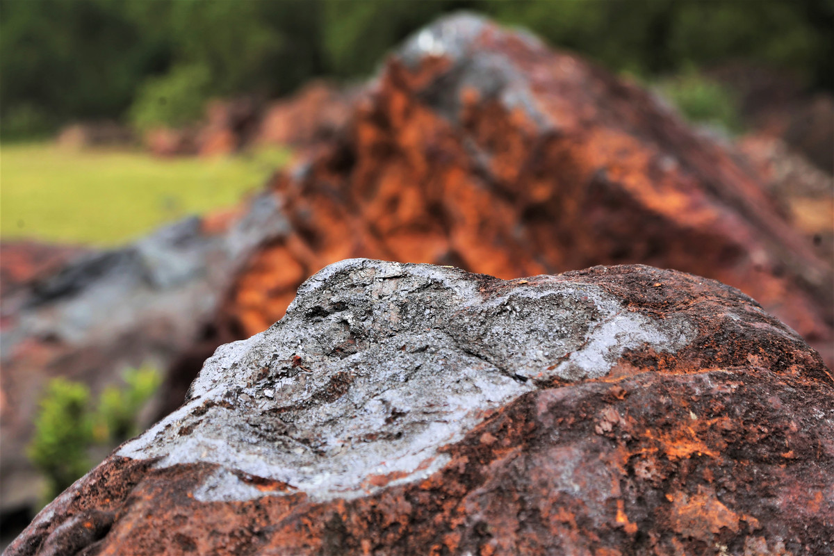 Phía sau khu vực nhà điều hành mỏ sắt có bãi tập kết quặng. Theo người có trách nhiệm bảo vệ, thành phần quặng sắt ở mỏ Thạch Khê đạt đến 65%, với trữ lượng lớn, nếu không khai thác là điều đáng tiếc.