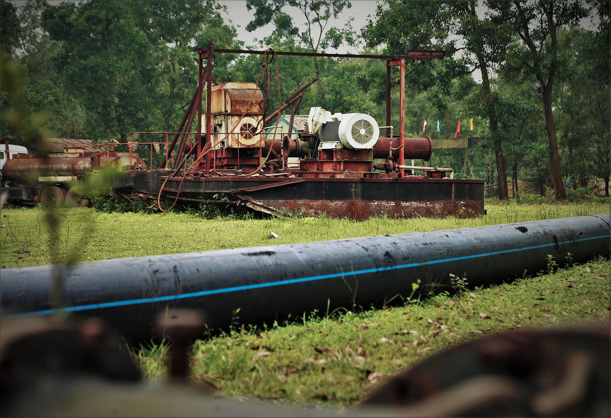 Còn một số máy móc phục vụ khai khoáng cũng bất động, chất đống trong khu xí nghiệp.