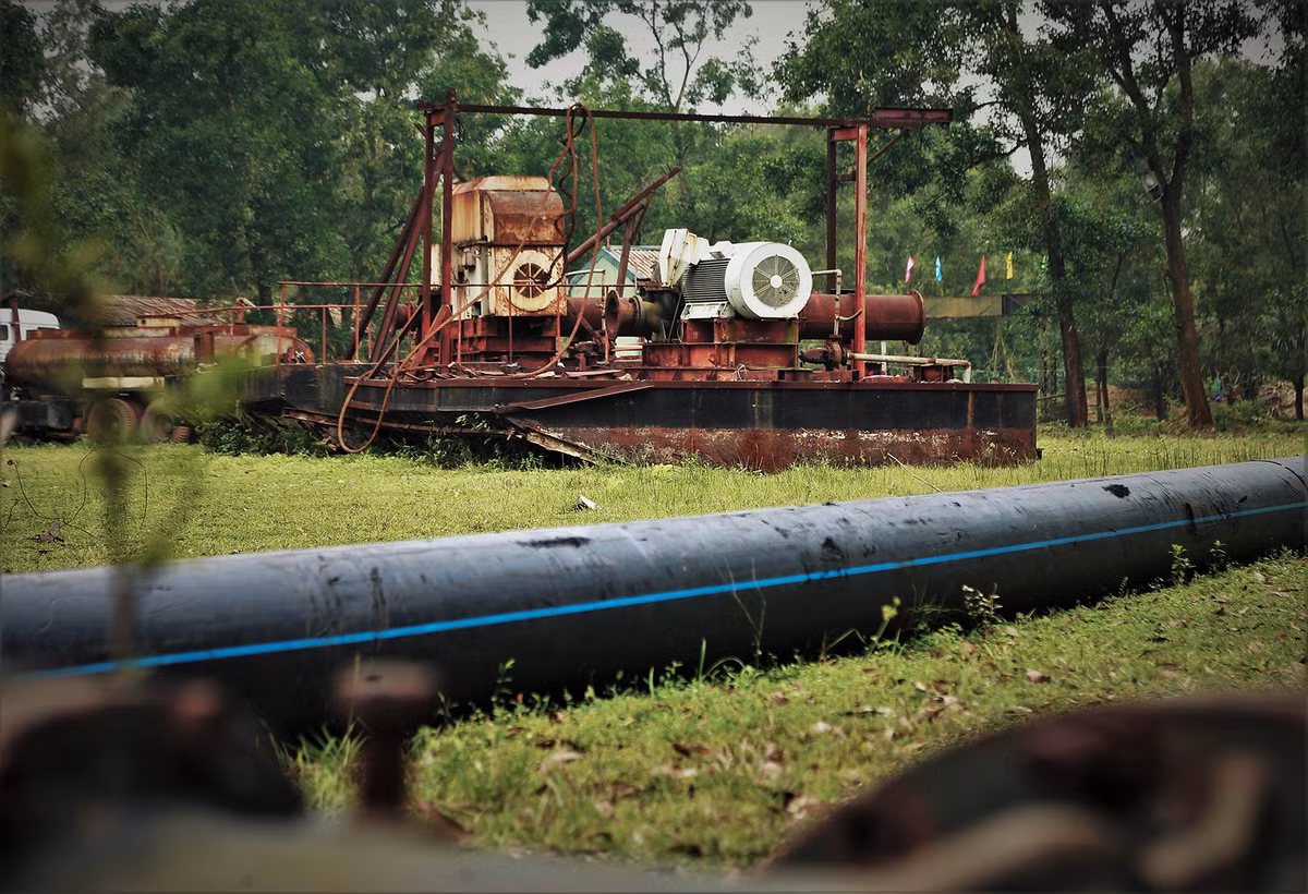 Còn một số máy móc phục vụ khai khoáng cũng bất động, chất đống trong khu xí nghiệp.