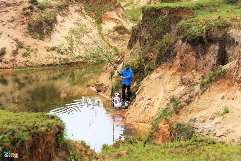 br/> Tuy nhiên, một số người dân vẫn lại gần các hồ nước đọng xung quanh mỏ để câu cá.