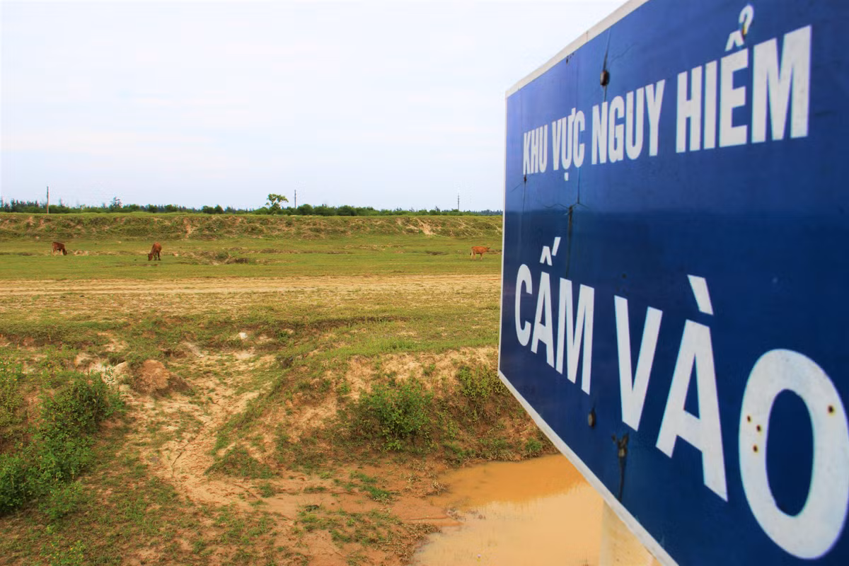 Dù là khu vực cấm vào vì nguy hiểm, có hồ nước sâu song người dân các xã Đỉnh Bàn, Thạch Khê, Thạch Hải... thường lùa trâu bò vào khu vực mỏ sắt chăn thả.